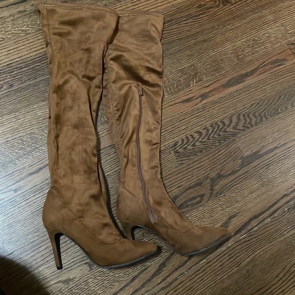 Breckelle’s Tan/Brown Thigh high stiletto heeled boots - Picture 3 of 9
